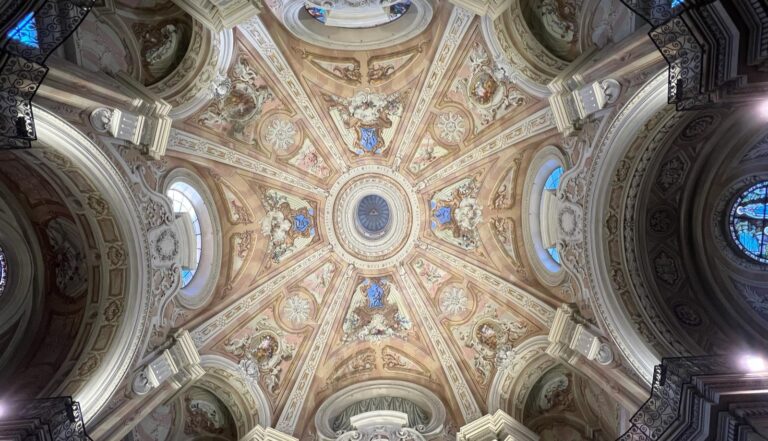 La cupola affrescata della chiesa parrocchiale vista dal basso