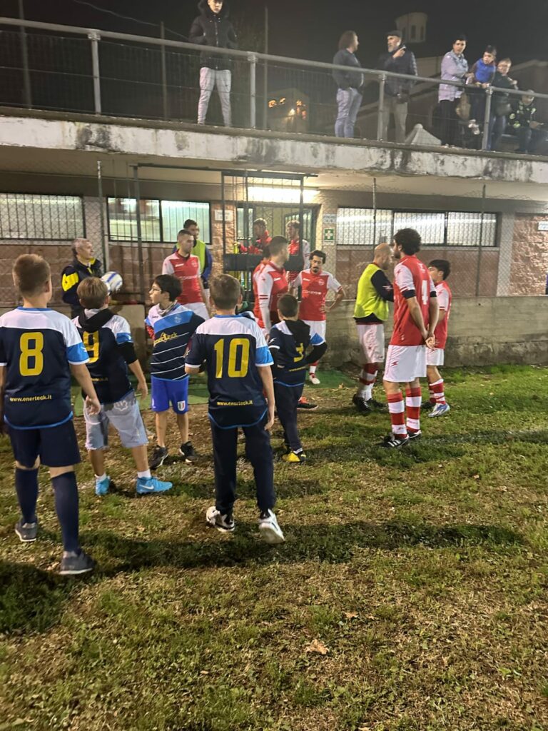 Foto di gruppo di una squadra della scuola calcio (6 di 6)