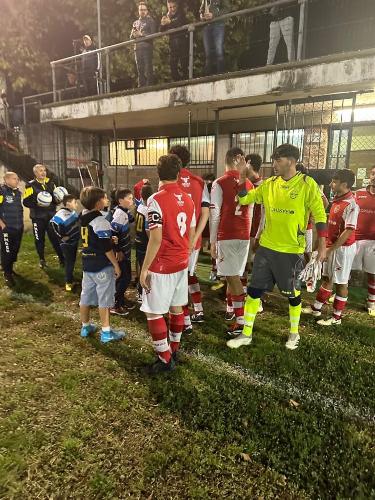 Foto di gruppo di una squadra della scuola calcio (4 di 6)