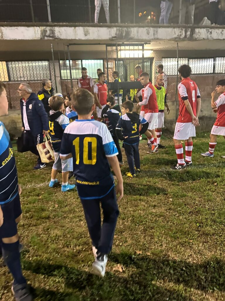 Foto di gruppo di una squadra della scuola calcio (5 di 6)